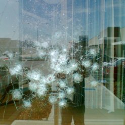 Броньоване скло, кулестійке скло фото