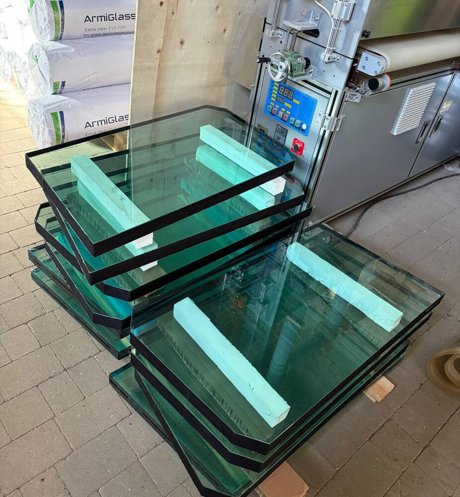 Комплекты бронестекла для бронемашин в производственном цехе ArmiGlass