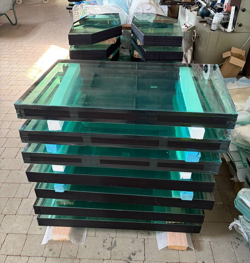 Комплект бронестекла для бронемашины на производстве ArmiGlass